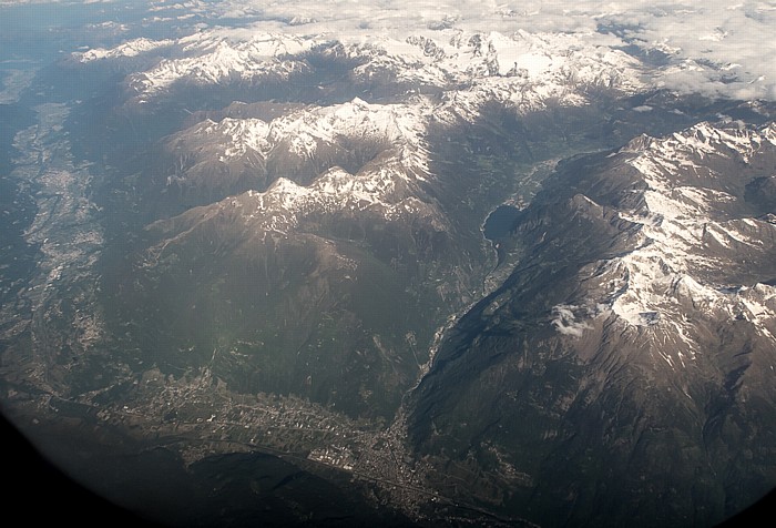 Kanton Graubünden (oben) / Lombardei - V.l. Berninagruppe, Puschlav mit dem Lago di Poschiavo, Livigno-Alpen Kanton Graubünden