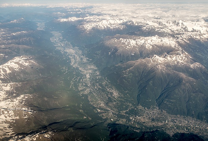 Lombardei - Provincia di Sondrio (v.l.): Bergamasker Alpen, Veltlin (Valtellina), Berninagruppe 2015-05-27 Flug EZY2552 München Franz Josef Strauß (MUC/EDDM) - Mailand-Malpensa (MXP/LIMC) Tirano Luftbild aerial photo