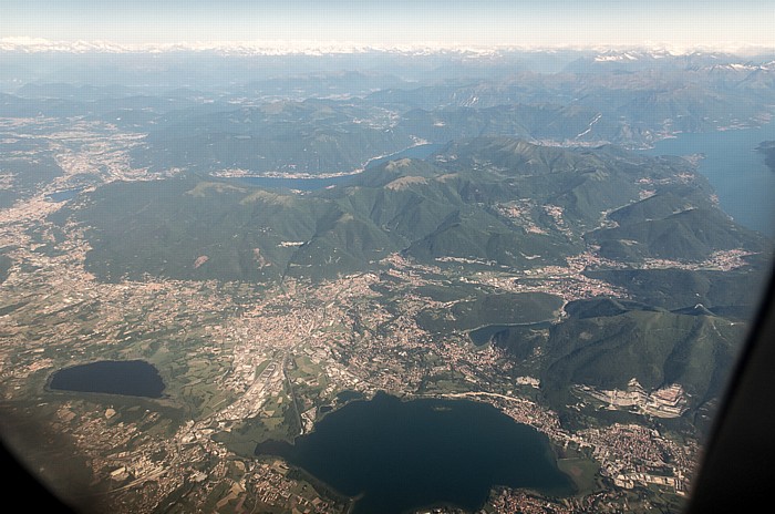 Lombardei - Provincia di Como: Lago di Alserio (links) und Lago di Pusiano 2015-05-27 Flug EZY2552 München Franz Josef Strauß (MUC/EDDM) - Mailand-Malpensa (MXP/LIMC) Erba Eupilio Lago del Segrino Lago di Como Merone Luftbild aerial photo