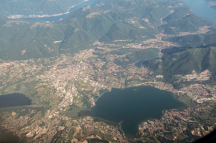 Lombardei - Provincia di Como: Lago di Pusiano 2015-05-27 Flug EZY2552 München Franz Josef Strauß (MUC/EDDM) - Mailand-Malpensa (MXP/LIMC) Alserio Erba Eupilio Lago del Segrino Lago di Alserio Lago di Como Monguzzo Luftbild aerial photo