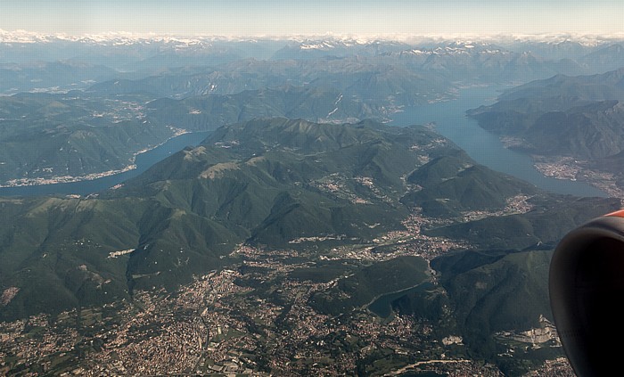 Lombardei - Provincia di Como: Comer See (Lago di Como) und Alpen 2015-05-27 Flug EZY2552 München Franz Josef Strauß (MUC/EDDM) - Mailand-Malpensa (MXP/LIMC) Erba Luftbild aerial photo