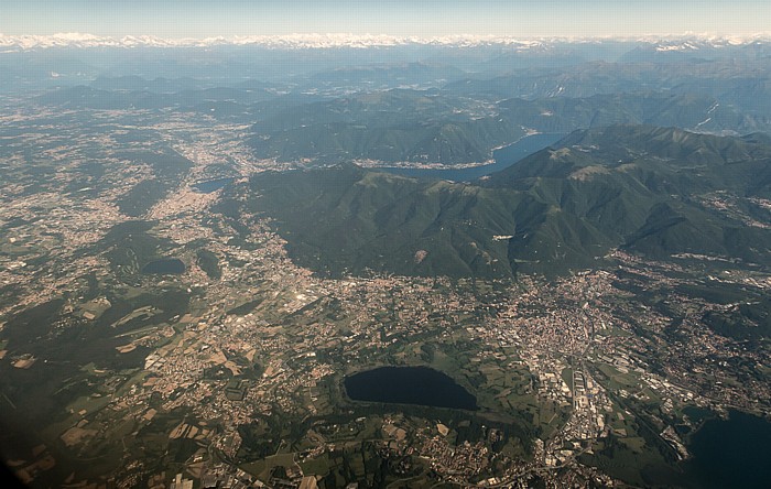 Lombardei Provincia di Como: Lago di Alserio 2015-05-27 Flug EZY2552 München Franz Josef Strauß (MUC/EDDM) - Mailand-Malpensa (MXP/LIMC) Erba Lago di Como Luftbild aerial photo