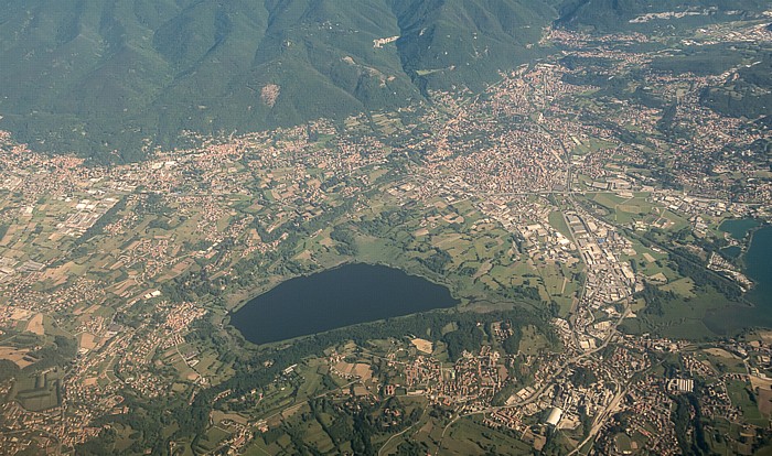 Lombardei - Provincia di Como: Lago di Alserio 2015-05-27 Flug EZY2552 München Franz Josef Strauß (MUC/EDDM) - Mailand-Malpensa (MXP/LIMC) Erba Monguzzo Luftbild aerial photo
