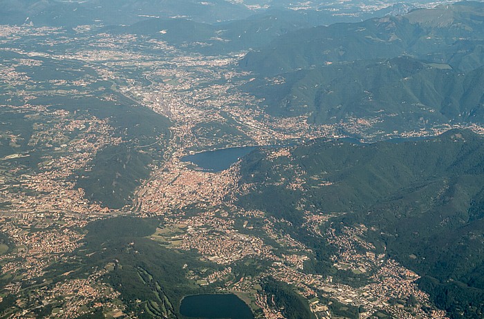 Lombardei - Provincia di Como: Como und der Comer See (Lago di Como) 2015-05-27 Flug EZY2552 München Franz Josef Strauß (MUC/EDDM) - Mailand-Malpensa (MXP/LIMC) Lago di Montorfano Luftbild aerial photo