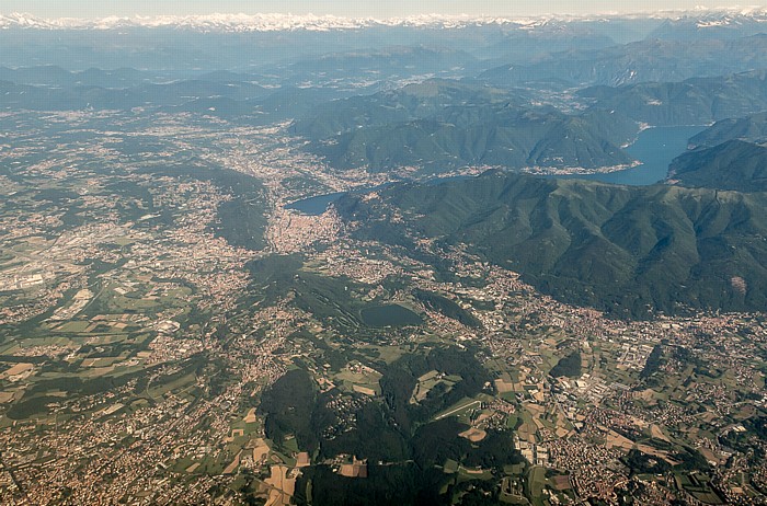 Lombardei - Provincia di Como: Como und der Comer See (Lago di Como) 2015-05-27 Flug EZY2552 München Franz Josef Strauß (MUC/EDDM) - Mailand-Malpensa (MXP/LIMC) Luftbild aerial photo