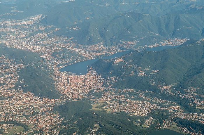 Lombardei Provincia di Como: Como und der Comer See (Lago di Como) 2015-05-27 Flug EZY2552 München Franz Josef Strauß (MUC/EDDM) - Mailand-Malpensa (MXP/LIMC) Luftbild aerial photo