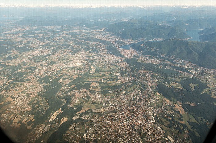 Lombardei Provincia di Como: Cantù (unten) 2015-05-27 Flug EZY2552 München Franz Josef Strauß (MUC/EDDM) - Mailand-Malpensa (MXP/LIMC) Lago di Como Luftbild aerial photo