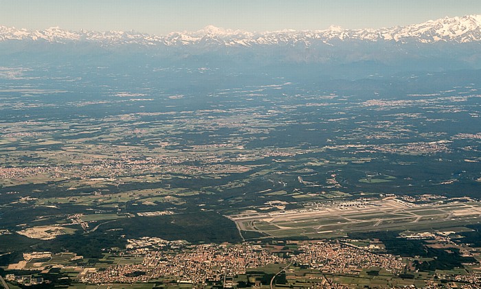 Lombardei Provincia di Varese (unten) / Provincia di Novara (Piemont) 2015-05-27 Flug EZY2552 München Franz Josef Strauß (MUC/EDDM) - Mailand-Malpensa (MXP/LIMC) Aeroporto di Milano-Malpensa Luftbild aerial photo