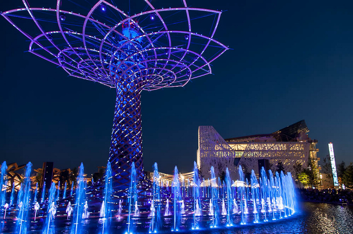 EXPO Milano 2015: Baum des Lebens (Tree of Life, Alvero della Vita) und Italienischer Pavillon Mailand