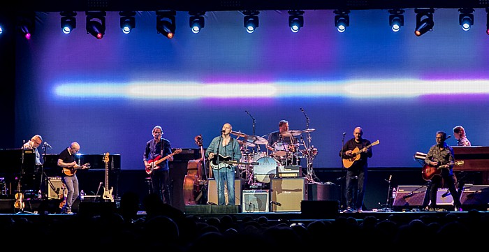 Mediolanum Forum: Mark Knopfler Assago Jim Cox, John McCusker, Glenn Worf, Mark Knopfler, Ian Thomas, Mike McGoldrick, Richard Bennett, Guy Fletcher