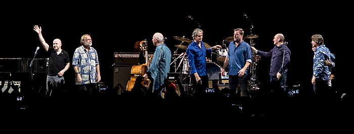 Mediolanum Forum: Mark Knopfler Assago John McCusker, Jim Cox, Mark Knopfler, Glenn Worf, Ian Thomas, Mike McGoldrick, Richard Bennett, Guy Fletcher