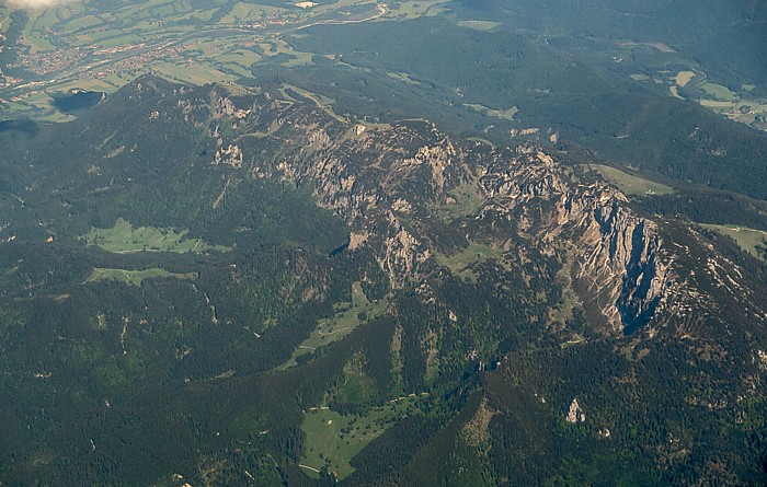 Bayern - Landkreis Bad Tölz-Wolfratshausen: Isarwinkel / Bayerische Voralpen 2015-05-29 Flug EZY2555 Mailand-Malpensa (MXP/LIMC) - München Franz Josef Strauß (MUC/EDDM) Achselköpfe Benediktenwand Benediktenwandgruppe Brauneck Lenggries Luftbild aerial photo