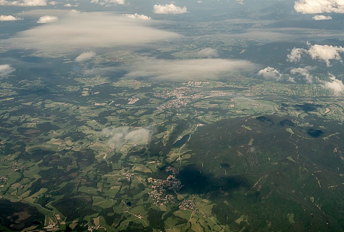 Bayern - Landkreis Bad Tölz-Wolfratshausen: Isarwinkel - Bad Tölz und Blomberg (Bayerische Voralpen) 2015-05-29 Flug EZY2555 Mailand-Malpensa (MXP/LIMC) - München Franz Josef Strauß (MUC/EDDM) Bad Heilbrunn Stallauer Weiher Luftbild aerial photo