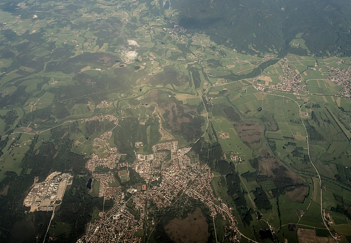 Bayern - Landkreis Weilheim-Schongau: Penzberg 2015-05-29 Flug EZY2555 Mailand-Malpensa (MXP/LIMC) - München Franz Josef Strauß (MUC/EDDM) Luftbild aerial photo