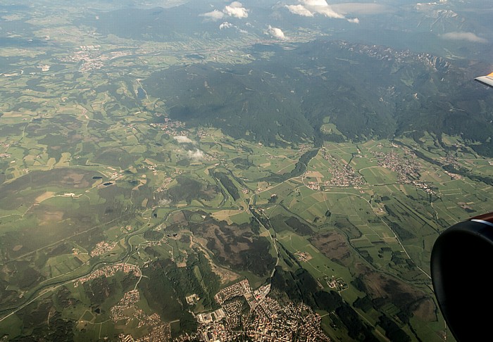 Bayern - Landkreis Bad Tölz-Wolfratshausen: Isarwinkel / Bayerische Voralpen 2015-05-29 Flug EZY2555 Mailand-Malpensa (MXP/LIMC) - München Franz Josef Strauß (MUC/EDDM) Bad Heilbrunn Benediktbeuern Benediktenwand Benediktenwandgruppe Bichl Blomberg Lenggries Ried Stallauer Weiher Luftbild aerial photo