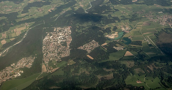 Bayern - Landkreis Bad Tölz-Wolfratshausen: Geretsried 2015-05-29 Flug EZY2555 Mailand-Malpensa (MXP/LIMC) - München Franz Josef Strauß (MUC/EDDM) Bibisee Isar Königsdorf Luftbild aerial photo