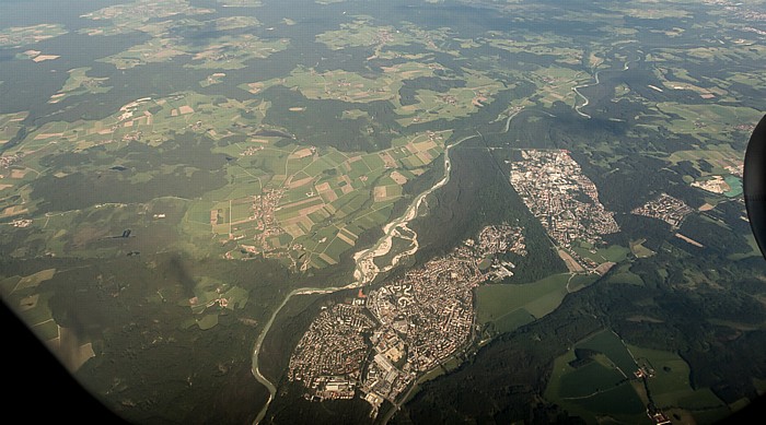 Bayern - Landkreis Bad Tölz-Wolfratshausen: Isar und Geretsried 2015-05-29 Flug EZY2555 Mailand-Malpensa (MXP/LIMC) - München Franz Josef Strauß (MUC/EDDM) Bibisee Luftbild aerial photo
