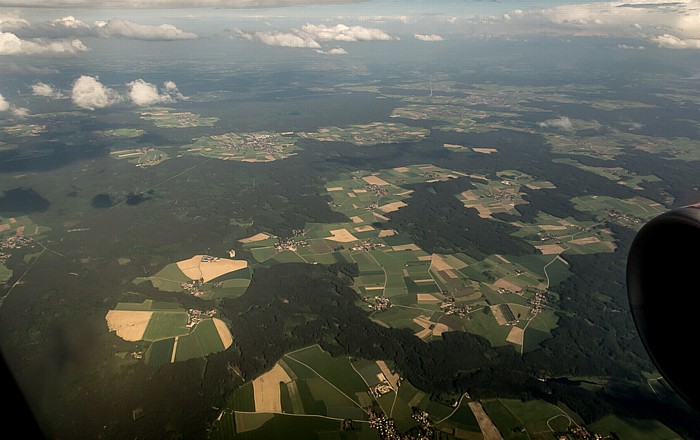 Bayern - Landkreis München: Gemeindeteile von Sauerlach 2015-05-29 Flug EZY2555 Mailand-Malpensa (MXP/LIMC) - München Franz Josef Strauß (MUC/EDDM) Luftbild aerial photo