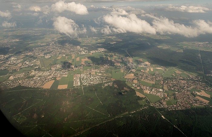 Bayern - Landkreis München (in der Bildmitte v.l.): Unterhaching, Taufkirchen, Oberhaching 2015-05-29 Flug EZY2555 Mailand-Malpensa (MXP/LIMC) - München Franz Josef Strauß (MUC/EDDM) Autobahnkreuz München-Süd Bundesautobahn A 8 Bundesautobahn A 995 Deisenhofener Forst Grünwalder Forst Perlacher Forst Luftbild aerial photo