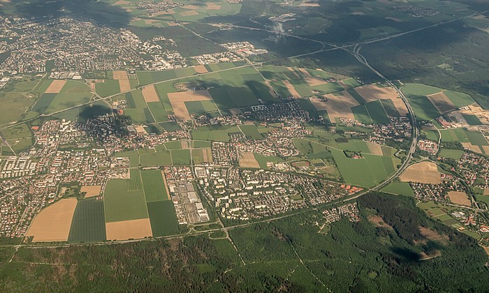 Bayern - Landkreis München: Unterhaching (links) und Taufkirchen 2015-05-29 Flug EZY2555 Mailand-Malpensa (MXP/LIMC) - München Franz Josef Strauß (MUC/EDDM) Autobahnkreuz München-Süd Bundesautobahn A 8 Bundesautobahn A 995 Deisenhofener Forst Oberhaching Ottobrunn Perlacher Forst Luftbild aerial photo