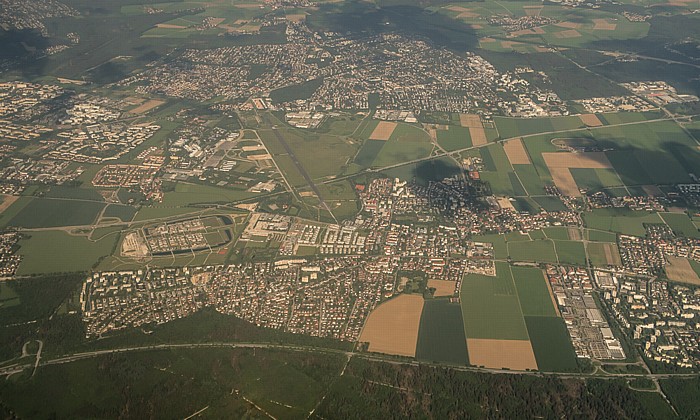 Bayern - Landkreis München: Unterhaching zwischen den Bundesautobahnen A 995 (unten) und A 8 2015-05-29 Flug EZY2555 Mailand-Malpensa (MXP/LIMC) - München Franz Josef Strauß (MUC/EDDM) Bundesautobahn A 8 Bundesautobahn A 995 Campeon Fliegerhorst Neubiberg Landschaftspark Hachinger Tal Neubiberg Ottobrunn Perlacher Forst Taufkirchen Universität der Bundeswehr München Unterbiberg Luftbild aerial photo