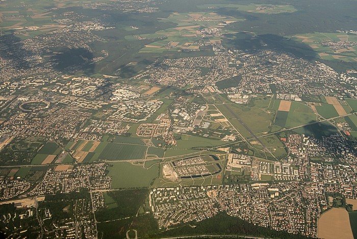 München (links) / Landkreis München mit Neubiberg / Ottobrunn (oben) und Unterhaching (unten) 2015-05-29 Flug EZY2555 Mailand-Malpensa (MXP/LIMC) - München Franz Josef Strauß (MUC/EDDM) Campeon Fliegerhorst Neubiberg Landschaftspark Hachinger Tal Perlacher Forst Luftbild aerial photo