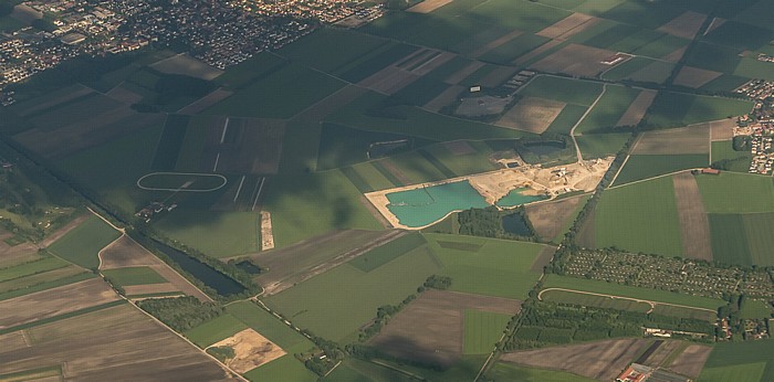 Landkreis München Aschheim (links oben), Kieswerk Radmer 2015-05-29 Flug EZY2555 Mailand-Malpensa (MXP/LIMC) - München Franz Josef Strauß (MUC/EDDM) Dornach Luftbild aerial photo