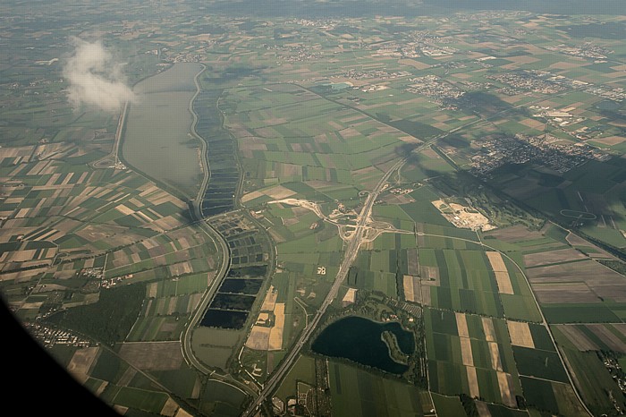 Bayern - Landkreis München (v.l.): Speichersee, Autobahnring A 99 und Feringasee 2015-05-29 Flug EZY2555 Mailand-Malpensa (MXP/LIMC) - München Franz Josef Strauß (MUC/EDDM) Anschlussstelle Aschheim/Ismaning Luftbild aerial photo