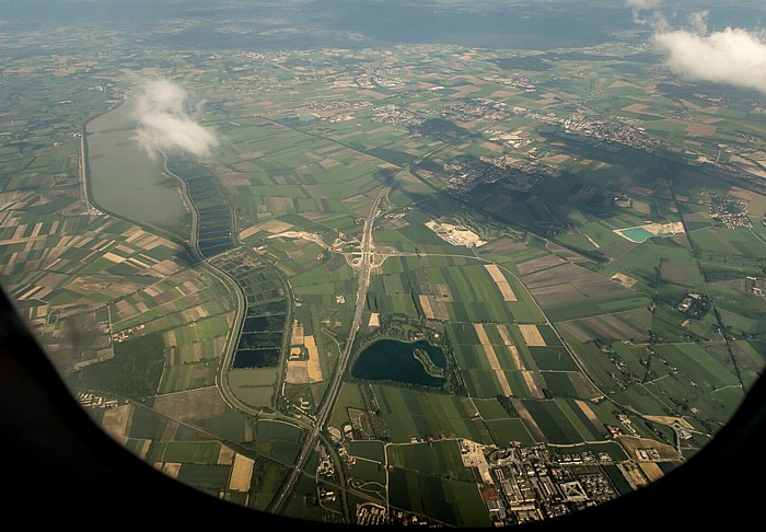 Bayern - Landkreis München (v.l.): Speichersee, Autobahnring A 99 und Feringasee 2015-05-29 Flug EZY2555 Mailand-Malpensa (MXP/LIMC) - München Franz Josef Strauß (MUC/EDDM) Anschlussstelle Aschheim/Ismaning Unterföhring Luftbild aerial photo