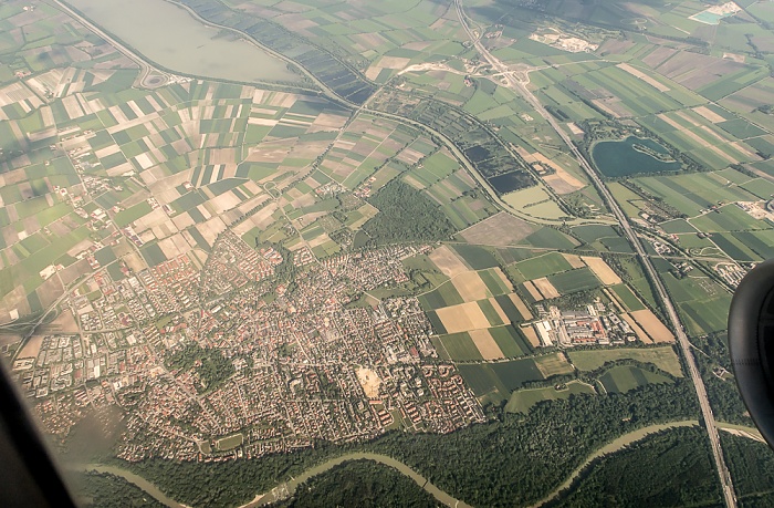 Bayern - Landkreis München: Ismaning 2015-05-29 Flug EZY2555 Mailand-Malpensa (MXP/LIMC) - München Franz Josef Strauß (MUC/EDDM) Anschlussstelle Aschheim/Ismaning Autobahnring A 99 BMW-Messgelände Aschheim Feringasee Speichersee Luftbild aerial photo