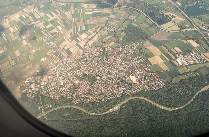 Bayern - Landkreis München: Ismaning 2015-05-29 Flug EZY2555 Mailand-Malpensa (MXP/LIMC) - München Franz Josef Strauß (MUC/EDDM) Autobahnring A 99 Feringasee Luftbild aerial photo