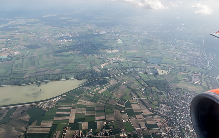 Bayern - Landkreis München: Speichersee und BMW-Messgelände Aschheim (Teststrecke) 2015-05-29 Flug EZY2555 Mailand-Malpensa (MXP/LIMC) - München Franz Josef Strauß (MUC/EDDM) Anschlussstelle Aschheim/Ismaning Feringasee Unterföhring Luftbild aerial photo