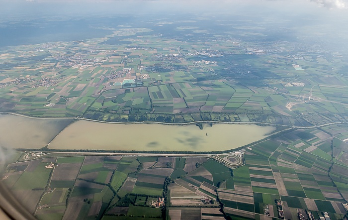 Bayern - Landkreis München: Speichersee und BMW-Messgelände Aschheim (Teststrecke) 2015-05-29 Flug EZY2555 Mailand-Malpensa (MXP/LIMC) - München Franz Josef Strauß (MUC/EDDM) Luftbild aerial photo