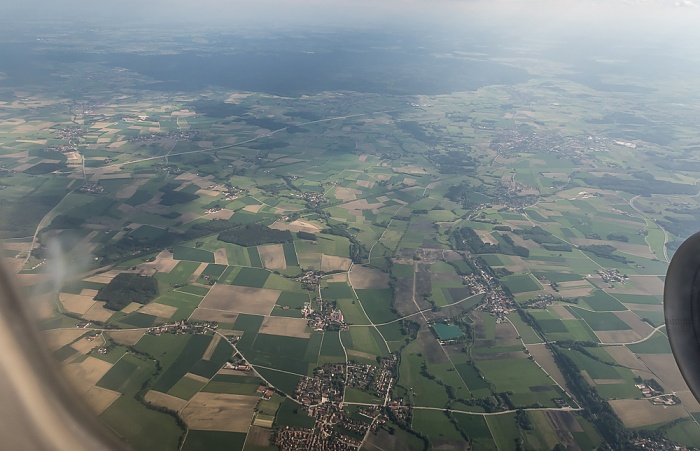 Bayern - Landkreis Erding: Wörth (bestehend aus mehreren Teilorten) und der Wörther Weiher 2015-05-29 Flug EZY2555 Mailand-Malpensa (MXP/LIMC) - München Franz Josef Strauß (MUC/EDDM) Luftbild aerial photo