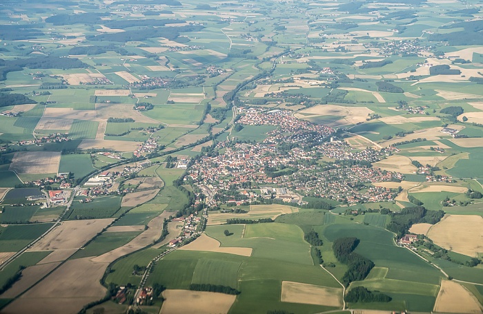 Bayern - Landkreis Landshut: Velden 2015-05-29 Flug EZY2555 Mailand-Malpensa (MXP/LIMC) - München Franz Josef Strauß (MUC/EDDM) Luftbild aerial photo