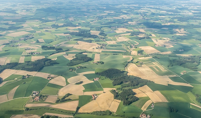 Bayern - Landkreis Landshut: Isar-Inn-Hügelland 2015-05-29 Flug EZY2555 Mailand-Malpensa (MXP/LIMC) - München Franz Josef Strauß (MUC/EDDM) Luftbild aerial photo