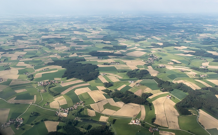 Bayern - Landkreis Landshut: Isar-Inn-Hügelland 2015-05-29 Flug EZY2555 Mailand-Malpensa (MXP/LIMC) - München Franz Josef Strauß (MUC/EDDM) Luftbild aerial photo