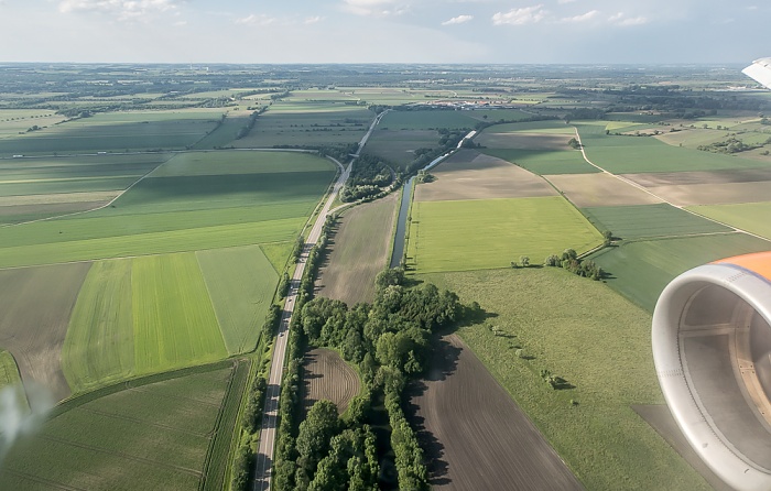 Bayern - Landkreis Erding: Staatsstraße 2580 (Flughafentangente) und Dorfen (Isar) 2015-05-29 Flug EZY2555 Mailand-Malpensa (MXP/LIMC) - München Franz Josef Strauß (MUC/EDDM) Luftbild aerial photo