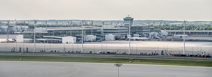 München Flughafen Franz Josef Strauß: Terminal 2 (Satellitengebäude) 2015-05-29 Flug EZY2555 Mailand-Malpensa (MXP/LIMC) - München Franz Josef Strauß (MUC/EDDM) Luftbild aerial photo