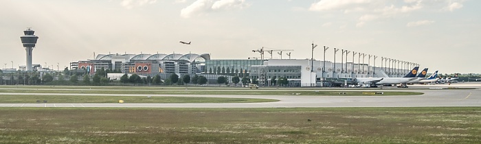München Flughafen Franz Josef Strauß: Tower, Munich Airport Center (MAC), Terminal 2 2015-05-29 Flug EZY2555 Mailand-Malpensa (MXP/LIMC) - München Franz Josef Strauß (MUC/EDDM) Flughafen-Tower