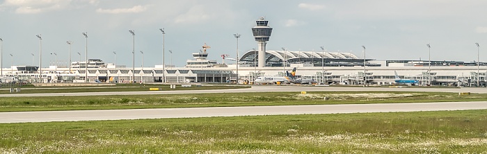München Flughafen Franz Josef Strauß: Terminal 1, Tower, Munich Airport Center (MAC) 2015-05-29 Flug EZY2555 Mailand-Malpensa (MXP/LIMC) - München Franz Josef Strauß (MUC/EDDM) Flughafen-Tower