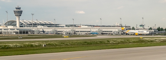 München Flughafen Franz Josef Strauß: Terminal 1, Tower, Munich Airport Center (MAC) 2015-05-29 Flug EZY2555 Mailand-Malpensa (MXP/LIMC) - München Franz Josef Strauß (MUC/EDDM) Flughafen-Tower