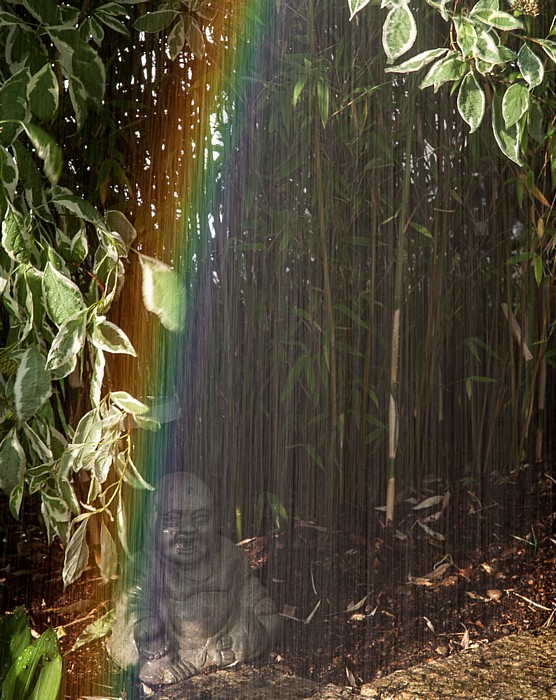 München Garten Gratspitzstraße 40: Regenbogen mit Buddha-Statue