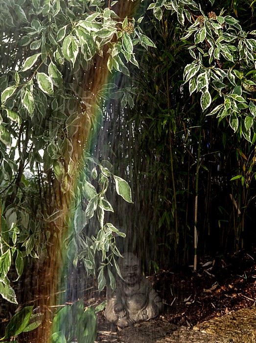 München Garten Gratspitzstraße 40: Regenbogen mit Buddha-Statue
