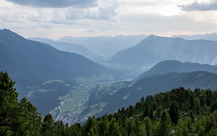 Hochoetz Blick von der Bielefelder Hütte (v.l.): Ötztaler Alpen, Ötztal, Inntal, Lechtaler Alpen und Tschirgant