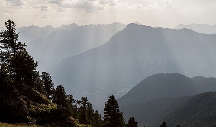 Blick von der Bielefelder Hütte (v.u.): Inntal, Tschirgant und Lechtaler Alpen Hochoetz