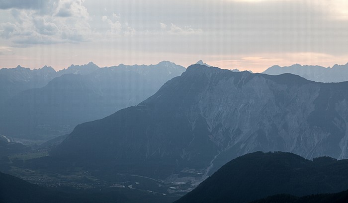 Blick von der Bielefelder Hütte (v.u.): Inntal, Tschirgant und Lechtaler Alpen Hochoetz