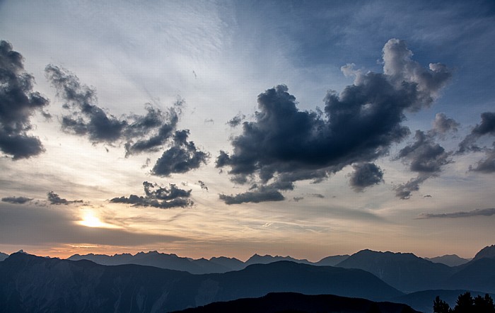 Blick von der Bielefelder Hütte: Sonnenuntergang über Tschirgant (unten) und Lechtaler Alpen Hochoetz