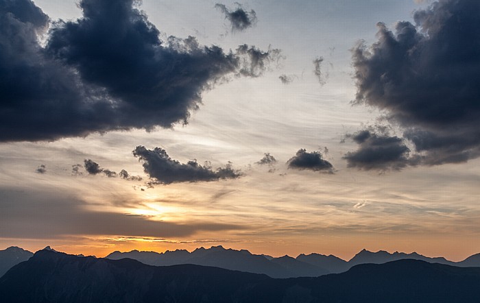Blick von der Bielefelder Hütte: Sonnenuntergang über Tschirgant (unten) und Lechtaler Alpen Hochoetz