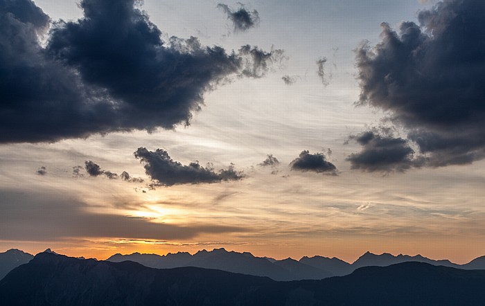 Hochoetz Blick von der Bielefelder Hütte: Sonnenuntergang über Tschirgant (unten) und Lechtaler Alpen